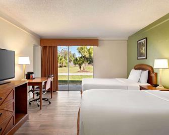 بايمونت باي ويندام إنتل سبيدواي/آي-95/ دايتونا بيتش - دايتونا بيتش - غرفة نوم