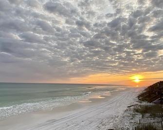 Amazing Location, 2 Bikes - Directly across the street from beach access! `Sidecar Apartment` - Santa Rosa Beach - Beach