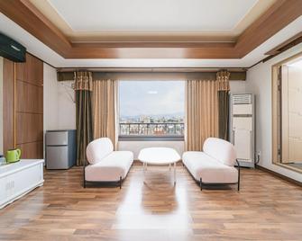 Apple Hotel - Ciudad de Jeju - Sala de estar