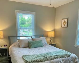 Cheerful 3 bedroom fully renovated cottage home - Merriam - Bedroom