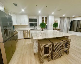 Boater’s Paradise! Beautiful Home on the Water with 2 Boat Lifts & Dockage Space - Bokeelia - Kitchen