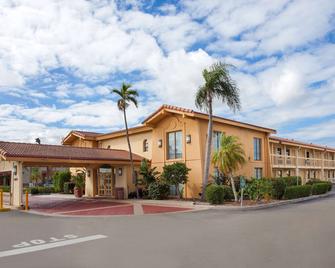 La Quinta Inn by Wyndham Fort Myers Central - Fort Myers - Gebäude