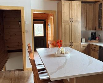 Fantastic 4-bedroom home with direct snowmobile and atv access - Colebrook - Kitchen