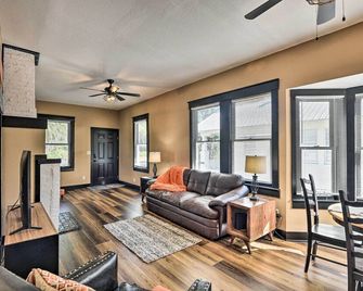 Downtown DeLand Home Walk to Stetson University! - DeLand - Living room