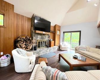 Mountain Oasis - Hot Tub, Sauna, Fire Pit, & More! - Jamaica - Living room