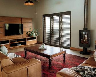 13 Olives, Entire Grape & Olive Estate, Somerset West by Euphoric Leisure - Sir Lowry's Pass - Sala de estar