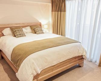 Gwesty'r Emlyn Hotel - Newcastle Emlyn - Bedroom
