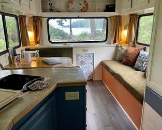 So Damn Lucky Glamping - Ucluelet - Кухня