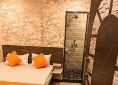 Hotel Jee, Varanasi - Varanasi - Bedroom