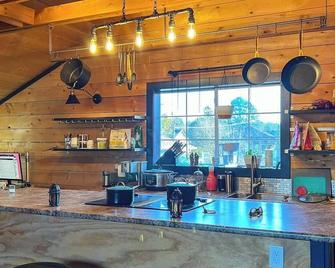 Charming 'Melrose Place' w Pool, Private Deck & Grill - Victoria - Bar