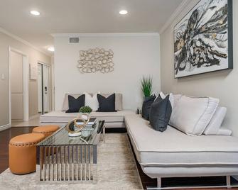 Luxury Modern Home With New Heated Pool - Los Angeles - Living room
