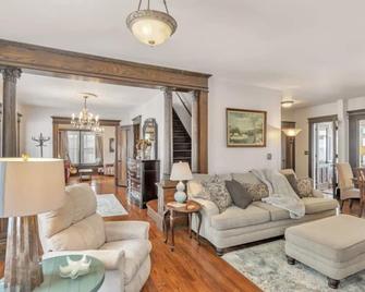 Stunning Lakefront Seven bedroom Century home - Lorain - Sala de estar