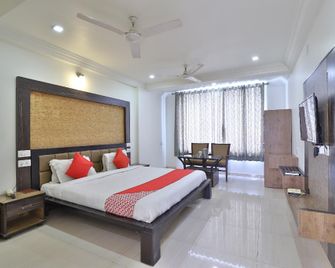 OYO 35376 Hotel Gangotri - Bharūch - Bedroom