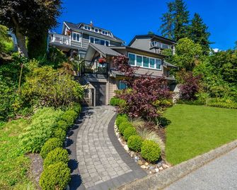 Crystal's View Bed & Breakfast - North Vancouver