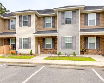 Havelock Home Private Yard, 2 Mi to Cherry Point! - Havelock - Building