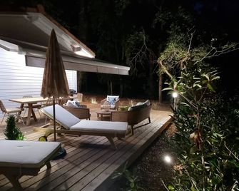 Very bright Scandinavian chalet located 3 min. from the lake and 10 min. of the - Biscarrosse - Patio