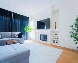 Luxury Modern Home in Langley - Langley - Living room