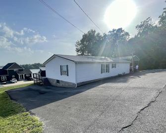 Family-size home @ Lake Barkley— .5 mile from Mineral Mounds golf course & ramp - Eddyville - Building