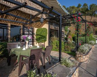 The Heritage Resort - Kausani - Patio