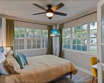 Downtown Gem w/ Jacuzzi + Basketball + Games! - Orlando - Habitació
