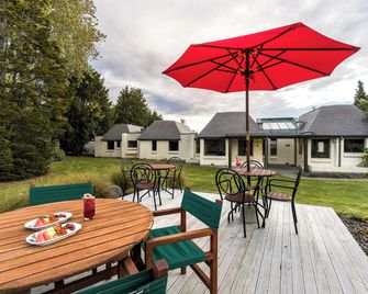 Distinction Te Anau Hotel & Villas - Te Anau - Patio