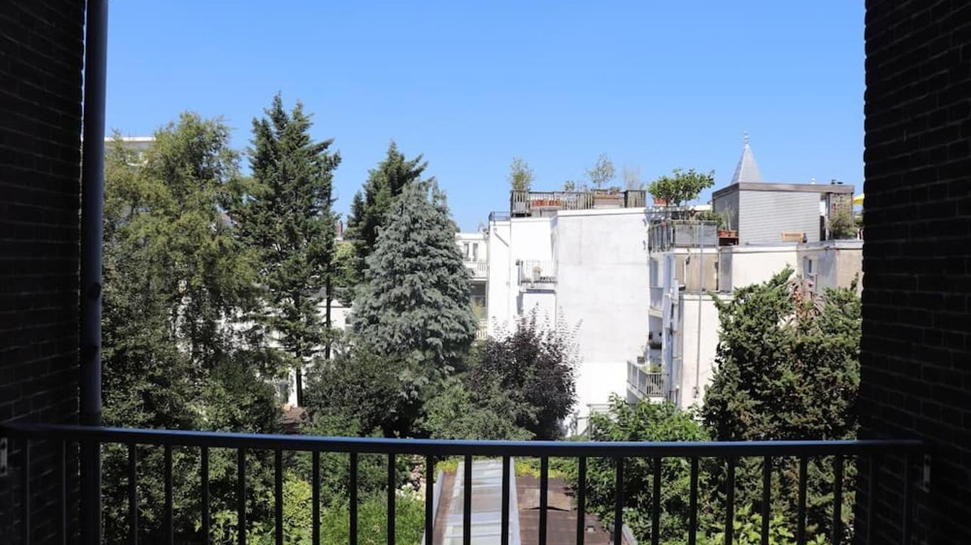 بيت شباب أمستردام آنا ماري