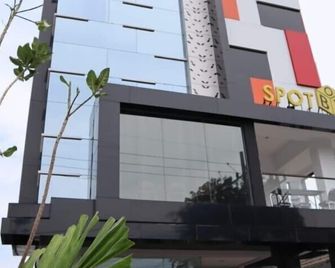 Front One Inn Kediri - Kediri - Gebäude