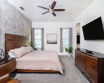 Stunning Hidden Haven w/Pool! Casa Industrial - Elk Grove - Bedroom