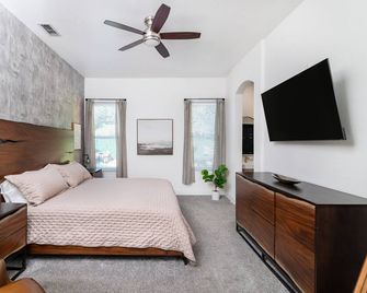 Stunning Hidden Haven w/Pool! Casa Industrial - Elk Grove - Bedroom