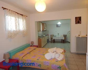 Small studio near the center of Tripoli - Trípoli - Bedroom
