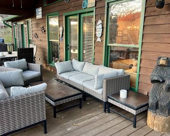 Lake Front Cabin For The Perfect Holiday Getaway ! Pet Friendly! - Blairsville - Patio