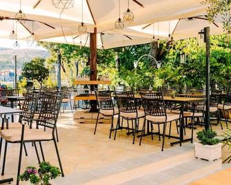 هوتل باسيكه - تروجير - مطعم