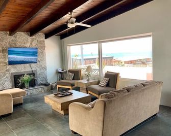Rosarito Beach House-- Spacious, Central, Beach View, & Sleeps 14 - Rosarito - Sala de estar