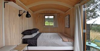 The Bird Hide - rustic luxury by the water - Dunedin - Bedroom