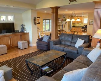 Spacious lakefront home. Bring family and friends! Summer dates still available! - Coldwater - Living room