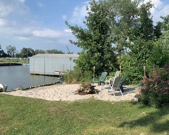 Little House on the Lake Great place, great price! - Lakeside - Patio