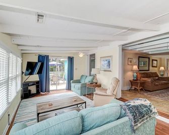 Steps from the beach, Charming historic cottage! - Folly Beach - Sala de estar