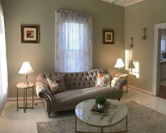 Old Yeller - Renovated House in Aragon c.1906 Near Winthrop & Glencairn Garden - Rock Hill - Living room