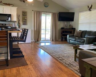 Relaxing Waterfront Getaway with Fenced in Pet Friendly Property - Bay Saint Louis - Wohnzimmer