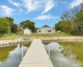 Lakeside retreat with indoor pool, hot tub and sauna - Willmar