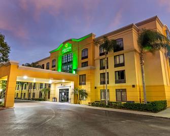 La Quinta Inn & Suites by Wyndham Tampa North I-75 - Tampa - Bangunan