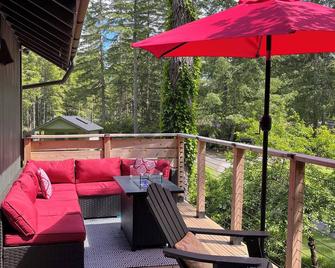 Modern Alderbrook pet-friendly retreat. - Union - Balcony