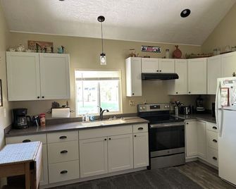 Cozy, Clean cottage Close to Mesquite, NV, golf courses, casinos, & ATV riding - Littlefield - Kitchen