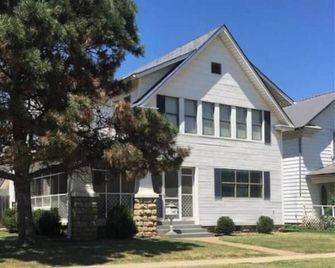-Beautiful 4.5 BR / 4 Ba home with 2 car garage - Cushing - Будівля