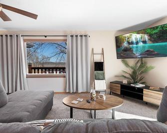 Spacious 5-bedroom house in welcoming Manhattan - Manhattan - Wohnzimmer