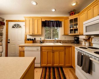 Secluded Lakeside Cabin with Forest Views and Fire Pit Near Cascade, Idaho - Donnelly - Kitchen