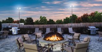 La Quinta Inn & Suites by Wyndham Chattanooga-Hamilton Place - Chattanooga - Pátio