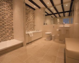 Macdonald Bear Hotel - Woodstock - Bathroom