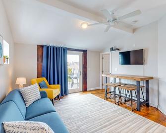 Fun and Sun - Hampton - Living room