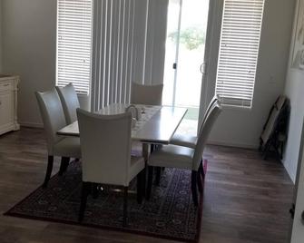 2B/2B House, Gated near Aliente Casino, Near VA Hosp, Speedway, Fremont, Strip - North Las Vegas - Dining room